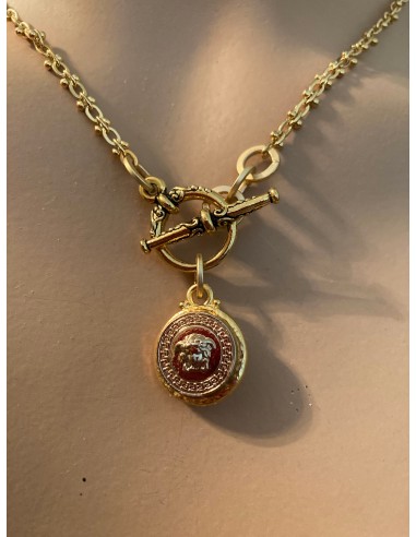 Versace Button Necklace s'inspire de l'anatomie humaine